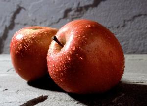 Два разных яблока: почему не стоит есть яблоки на ночь