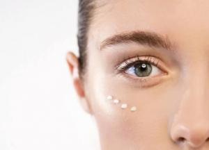 Нужен ли крем вокруг глаз: правда и мифы