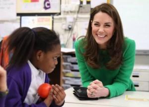 Кейт Миддлтон попросили принести предмет, который делает ее счастливой: Вот что взяла с собой герцогиня