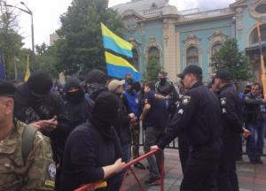 Марш «Азова» в Киеве: закрытые лица, файеры и песни о Путине 