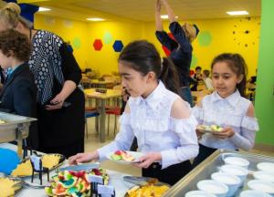 Киевских школьников будут кормить за шведским столом: как это уже работает (видео)
