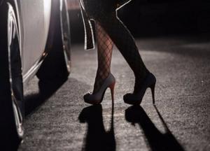 «Раковая опухоль» украинской экономики: женщины все чаще идут на панель