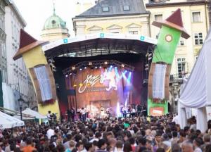 Сегодня он играет джаз, а завтра Родину продаст....