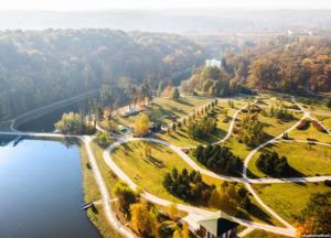 Олигарх и советник Президента несмотря на запреты регулярно ездит по заповедному парку «Феофания»