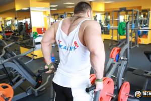 Шраги стоя в тренажере для трапециевидных мышц