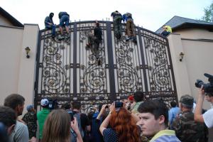 За забором резиденции Ахметова или Как поплавать в бассейне миллиардера (фото, видео)