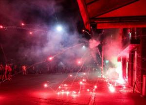 Масові протести у Сербії переросли у жорсткі сутички та підпали, силовики розпилюють сльозогінний газ (відео)