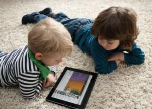 С какого возраста можно позволять детям играть на планшете?