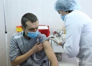 Отработал смену, со мной все хорошо - первый человек, которому укололи вакцину CoviShield в Украине