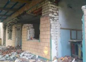 Українська "Швейцарія" на тлі руїн дитячого табору у Станично-Луганському районі (фото)