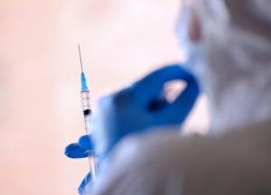 Кнут и пряник: как заставить украинцев вакцинироваться от коронавируса