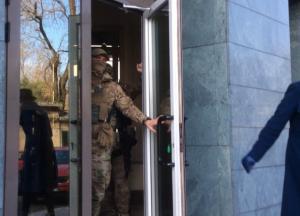 ​Правоохранители сняли маски. Но шоу продолжается