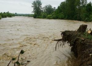 Борьба с наводнением на Закарпатье превратилась в национальную украинскую игру