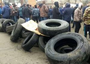 Навіщо був потрібен "цирк" у Нових Санжарах, якщо тисячі українців, які останніми днями повернулися з Італії та Польщі, не проходять карантин?