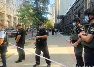 В здании Кабмина мужчина угрожает взорвать гранату (онлайн-трансляция)