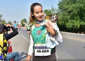 Бегунья находит щенка на обочине дороги во время марафона и бежит с ним на руках оставшиеся 30 км