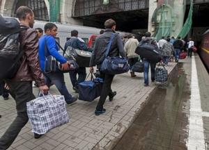 Запрет для украинцев выезжать за границу на работу: олигархам нужна дешевая рабочая сила