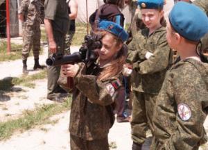 Новости Крымнаша: Форма одежды - военная. У кого нет - школьная