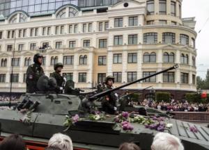 Сгоняли бюджетников и продавали "дедов" на палочке: как в Донецке прошел парад на 9 мая