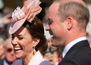 Кейт Миддлтон и принц Уильям разослали фанатами открытки с новым фото принца Луи