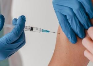 ​Тисяча від президента за вакцинацію: пряник без батога не працює