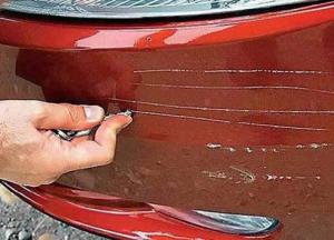 79-летний старик в год наносит ущерб более 1000 автомобилей. В чем причина, и почему его никто не может остановить?