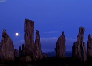 Полнолуние над менгирами Калланиша. Такое бывает 1 раз в 19 лет