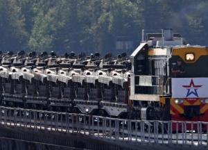 К границе Беларуси идет военная техника РФ: поможет ли Путин остаться Лукашенко при власти