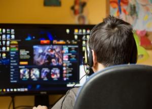 Страшная зависимость: Мама 13-летнего геймера вынуждена кормить сына с ложечки потому, что тот не хочет прерывать игру