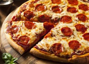 Дочь спасла мать от избиения, заказав пиццу. Диспетчер 911 все понял правильно