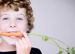 Як привчити дитину їсти овочі