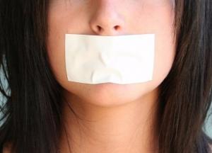 Победа демократии: россиянам разрешили на митингах заклеивать рот скотчем