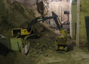 Мужчина с помощью радиоуправляемой миниатюрной техники за 14 лет выкопал себе подвал (видео)