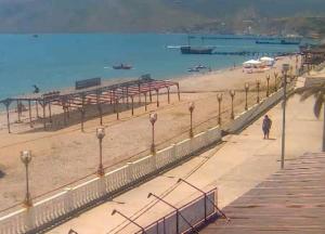 Крым: пляжи по-прежнему пусты, набережные не многолюдны (фото)