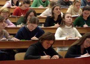 Навіщо влада виселяє молодь за кордон?