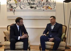 Сенцов подарил Макрону свою тюремную кружку (фото)