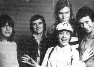 Умер бывший бас-гитарист легендарной австралийской рок-группы AC/DC 