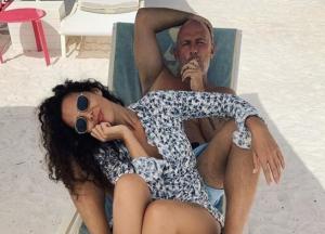 Настя Каменских сверкнула декольте на яхте (фото)