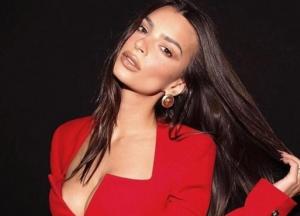 Эмили Ратаковски снялась беременной в бикини