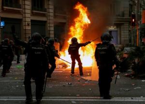 В Барселоне полиция вступила в стычки с протестующими, применив оружие (фото, видео)