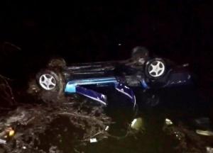 В Черкасской области автомобиль упал в пруд, погибли трое людей