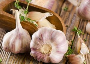 Медики рассказали о вреде и пользе чеснока