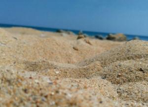 Медики объяснили, чем опасен песок на пляже 