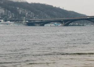 В Киеве в реке обнаружили тело женщины (фото)