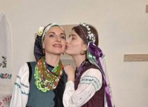 Фотосесії в українському строї: мистецтво, родинні традиції та підтримка ЗСУ