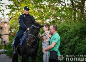 Гривасті напарники патрульних Пейзаж і Рельєф викликають загальну увагу в Запоріжжі (фото)