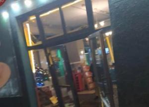 В Киеве неизвестные устроили погром в пиццерии