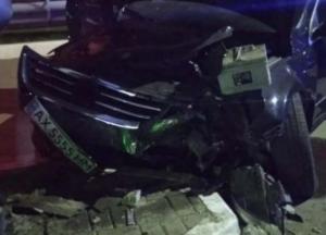 На Харьковщине девушка за рулем авто влетела в газовую заправку (фото)