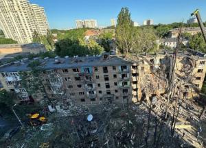 Немає цілого під'їзду у 5-поверхівці в Києві: ракета пробила навіть підвал, вже 7 загиблих (відео)