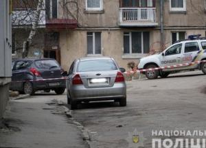 В Тернополе мужчине под машину подбросили подозрительную коробку (фото)